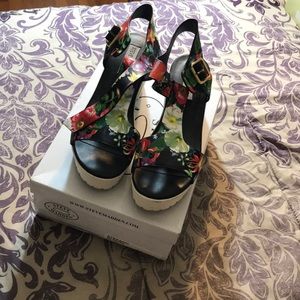 Black floral Steve Madden